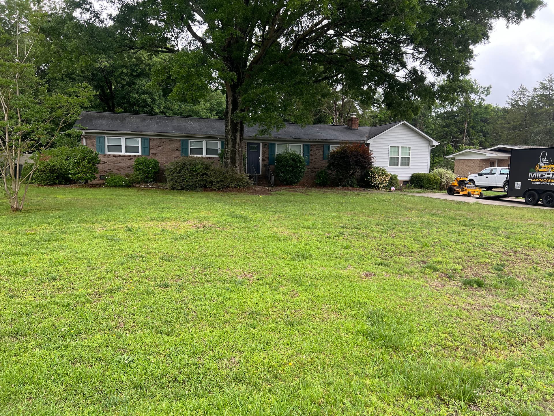 Full Landscape Cleanup and Shrub Trimming at a Brick Ranch Home