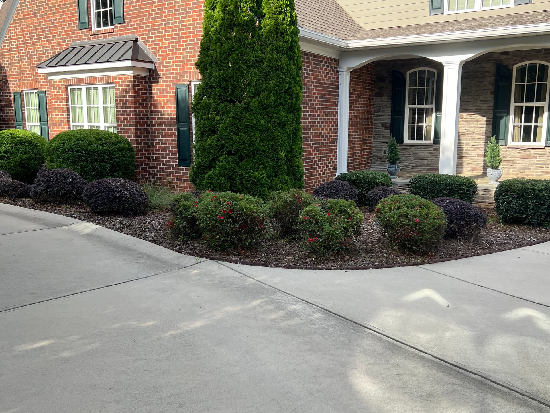 Gallery photos for Shrub Trimming That Actually Makes a Difference at the Curb: Image #5