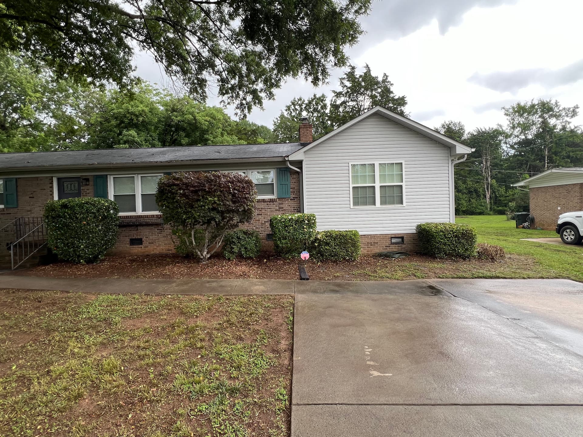 Gallery photos for Full Landscape Cleanup and Shrub Trimming at a Brick Ranch Home: Image #7