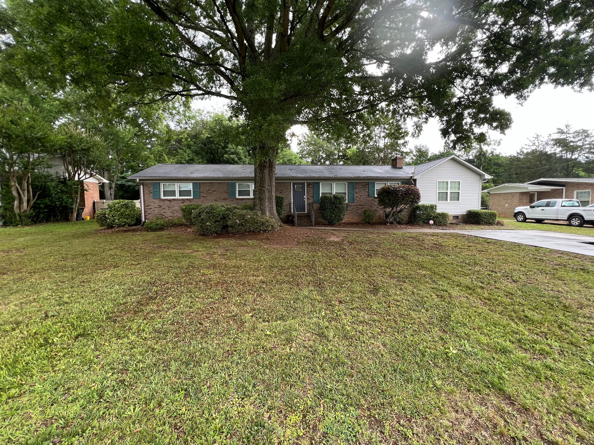 Full Landscape Cleanup and Shrub Trimming at a Brick Ranch Home