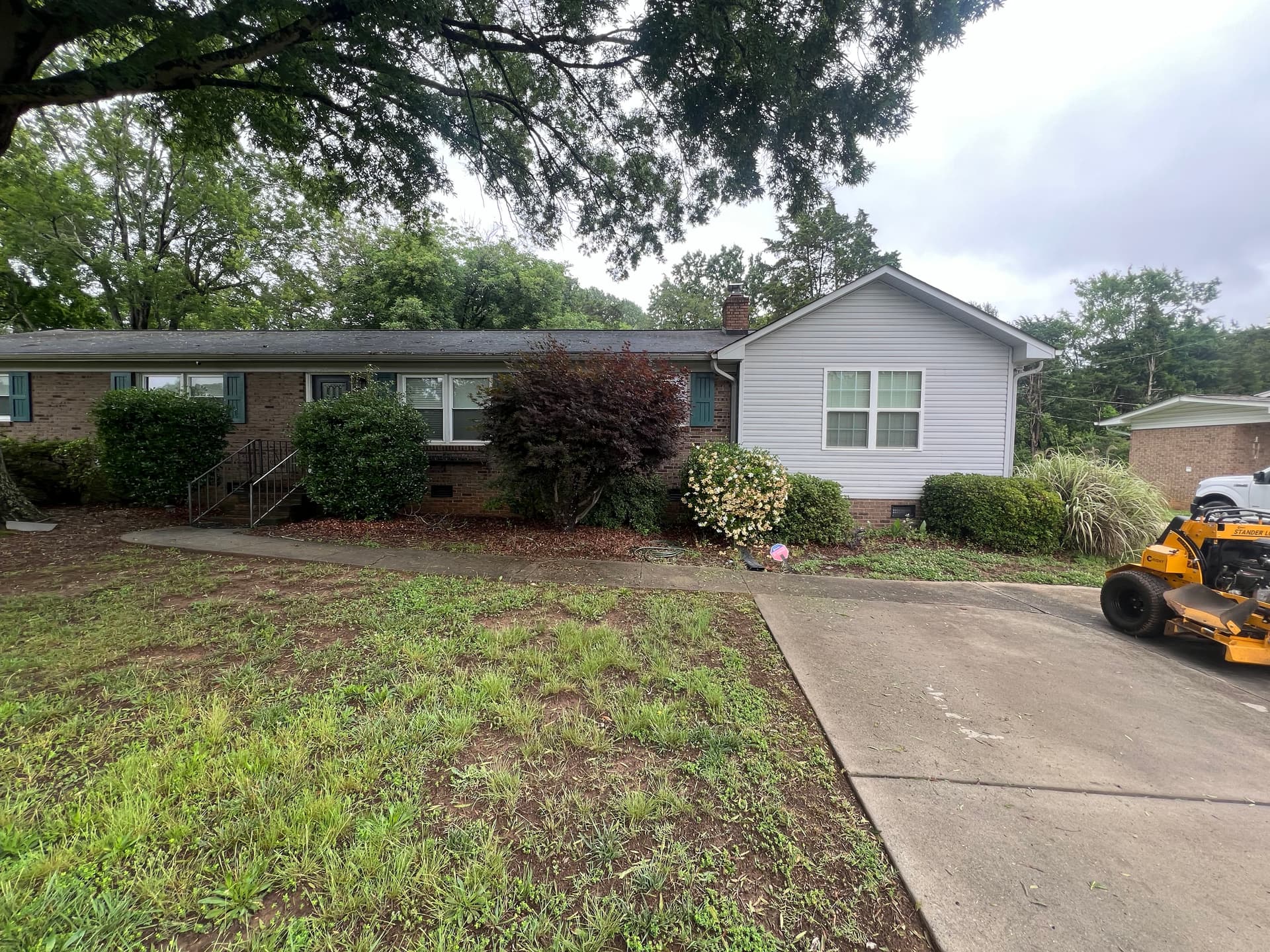 Gallery photos for Full Landscape Cleanup and Shrub Trimming at a Brick Ranch Home: Image #6